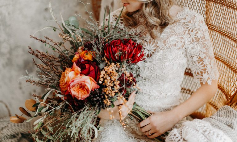 Braut mit Blumenstrauß im Boho-Stil