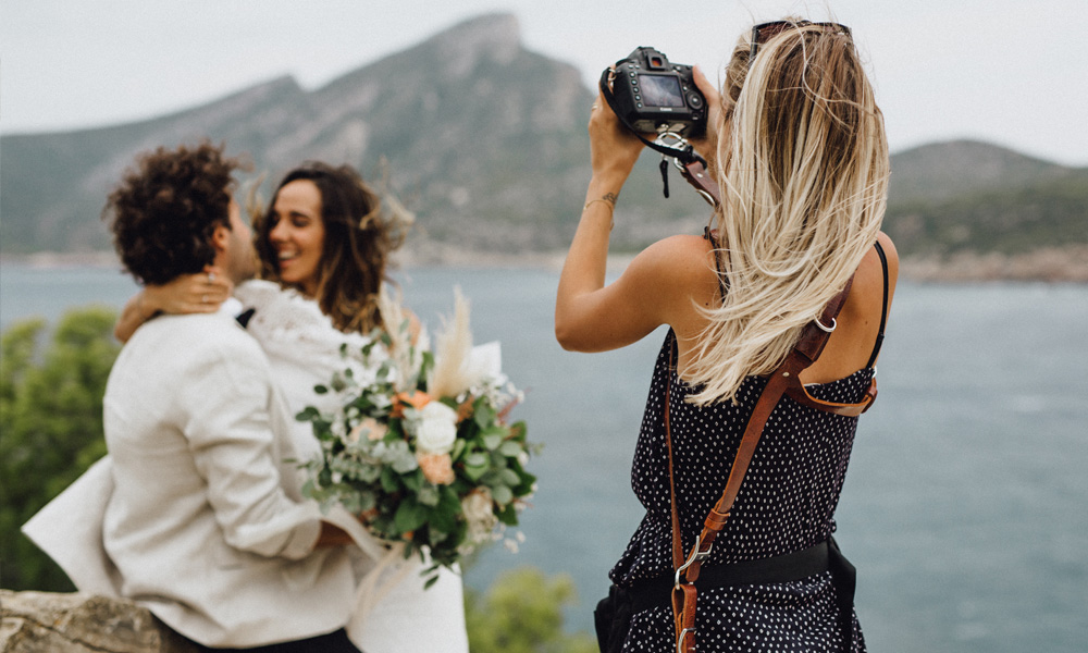 Brautpaar bei Fotoshooting Boho