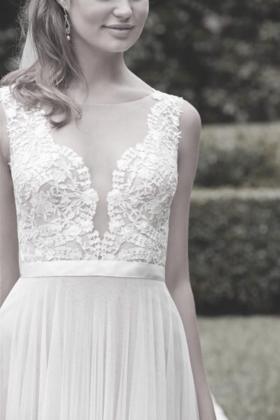 Brautkleid mit tiefem Auschnitt